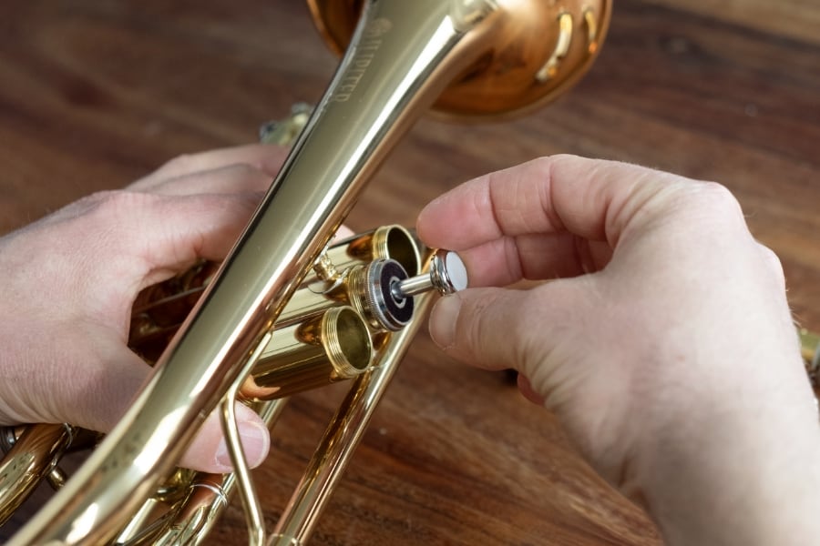 Reparatur eines Blasinstruments an Ventil und Mechanik